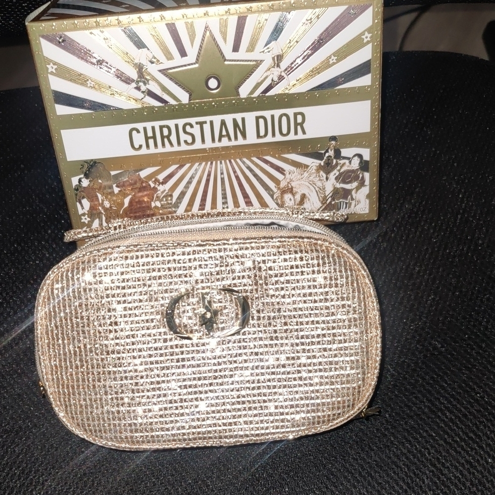 Shimmering Christin Doir Gold Clutch with Star Emblem - Picture 14 of 14
